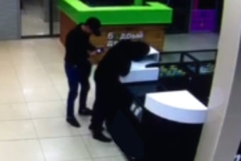 Из оренбургского магазина двое молодых людей украли 25 телефонов