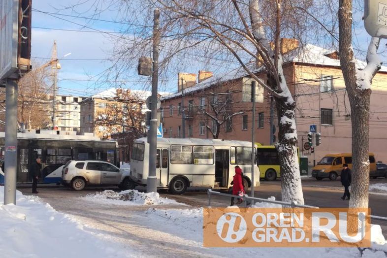 В центре Оренбурга вновь транспортный затор