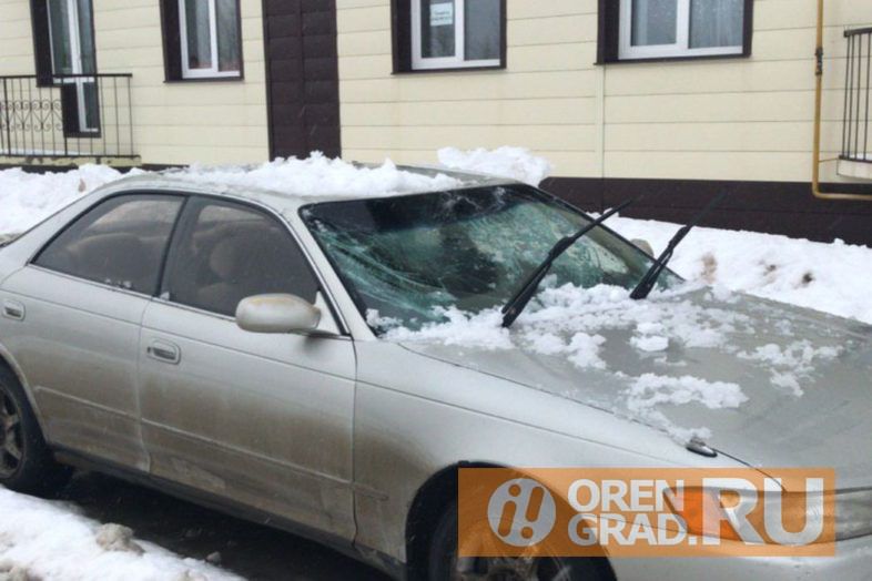В Оренбурге снегом повредило еще один автомобиль