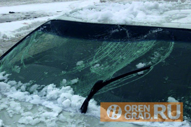 В Оренбурге снегом повредило еще один автомобиль