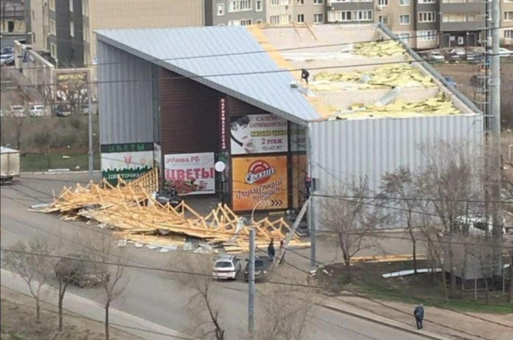 На улице Карагандинской у магазина ветром снесло крышу
