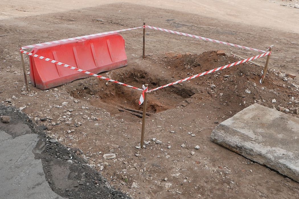 На улице Аксакова в ходе дорожных работ обнаружен склеп