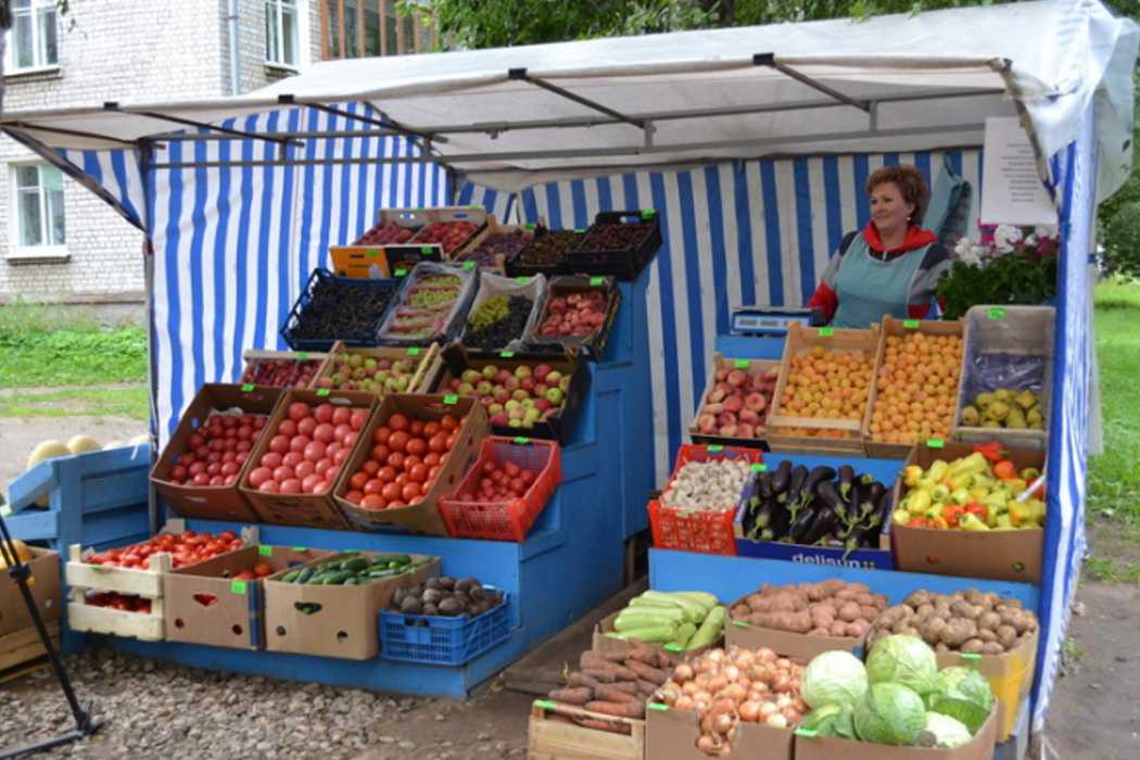 Площадки продажи овощей. Палатка с фруктами. Уличная торговля овощами и фруктами. Торговля овощами на улице. Уличный прилавок с овощами.