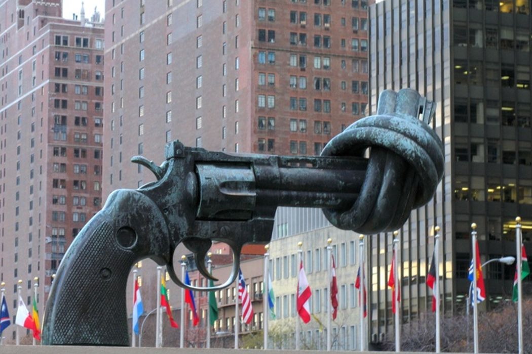 Ариэль и Умбриэль, ООН, разоружение и чулки. День в истории