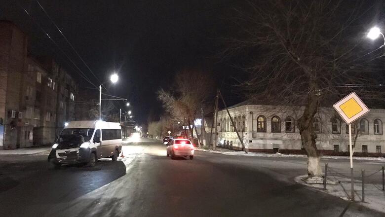 В центре Оренбурга столкнулись автобус и легковой автомобиль