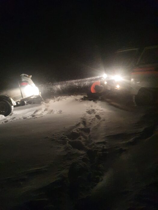 В Оренбуржье из снежного плена спасли два автомобиля