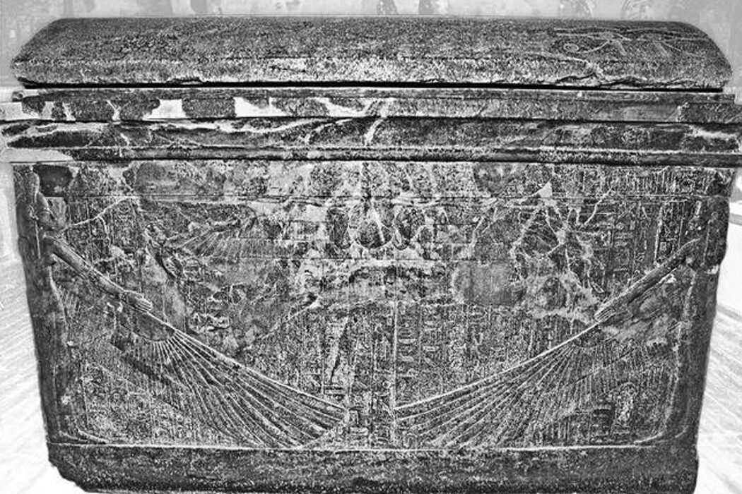 Марди Гра, смертельный приговор всем нидерландцам, каменный саркофаг Тутанхамона и Киотский протокол. День в истории