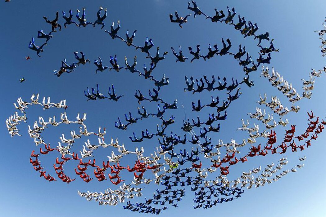 Бармен, праздник Сраоши, германий, сигнал SOS, концерт Иегуди Менухина и рекорд в воздушной акробатике. День в истории