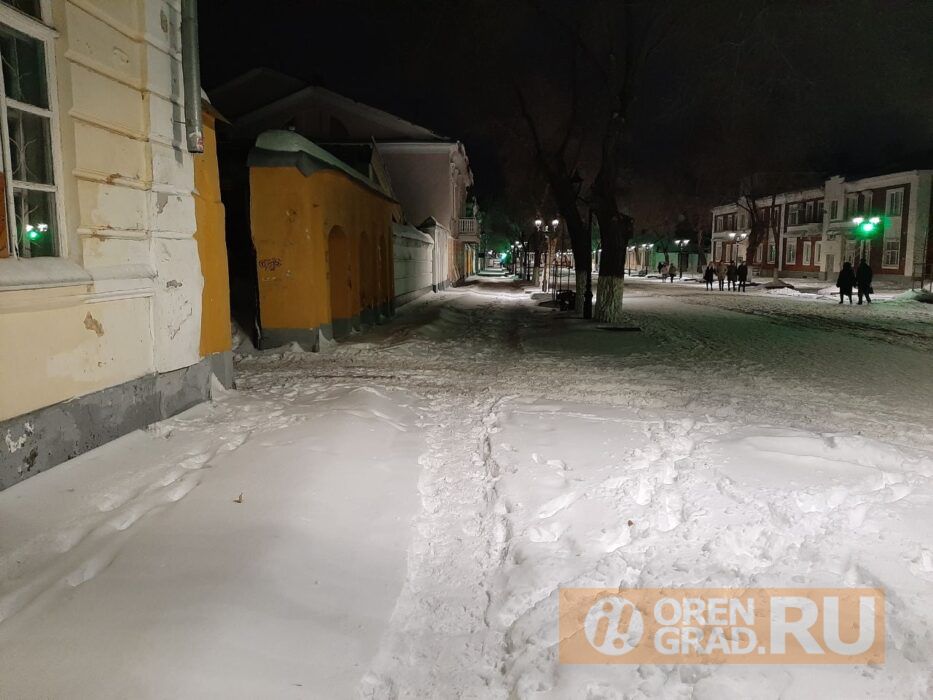 Огромная куча снега выросла на улице Советской в Оренбурге