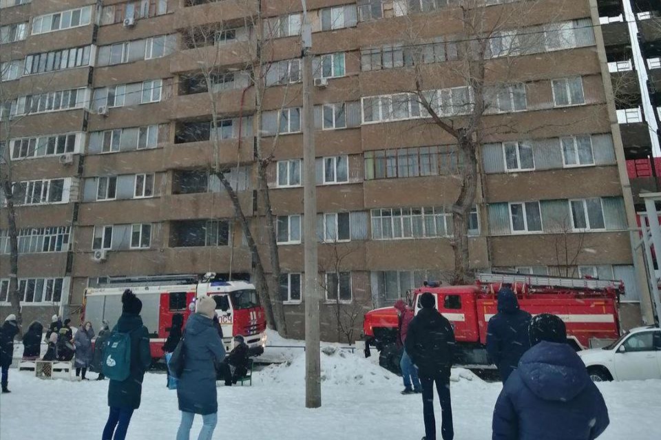 Сирена в оренбурге сегодня. Пожар в Оренбурге сейчас в центре. Пожар в Оренбурге сегодня 16 этажка. 16 Этажки Оренбург. Пожар в Оренбурге на промышленной улице.