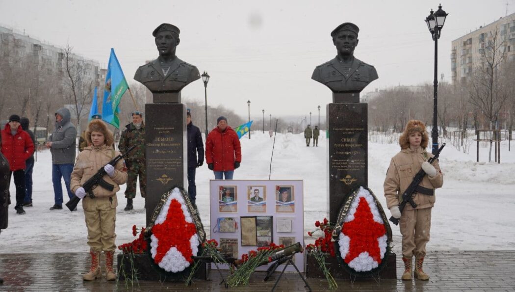 Оренбуржцы почтили память погибших в Чечне десантников Рустама Сираева и Виктора Лебедева