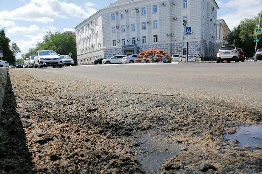 В Оренбурге возле здания областной прокуратуры вывалили пивные дрожжи