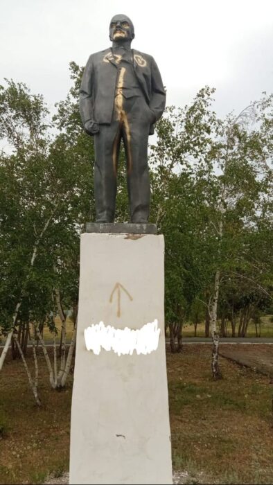 В Адамовском районе маленький вандал испортил памятник Владимиру Ленину