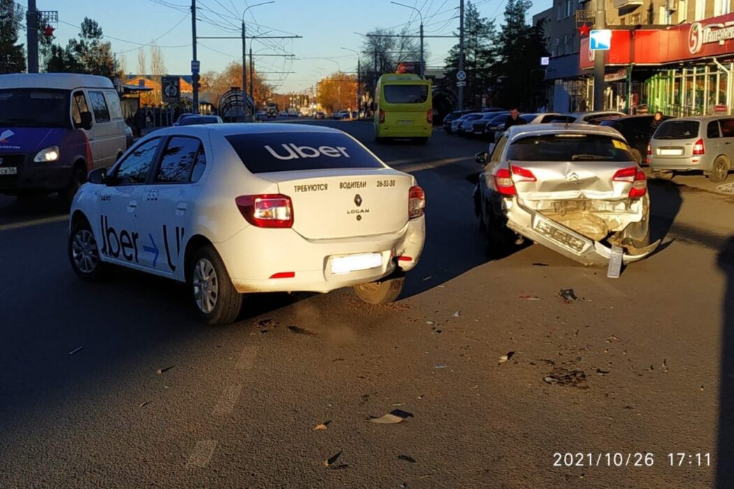 В Оренбурге на проспекте Победы водитель "Ауди" спровоцировала тройное ДТП
