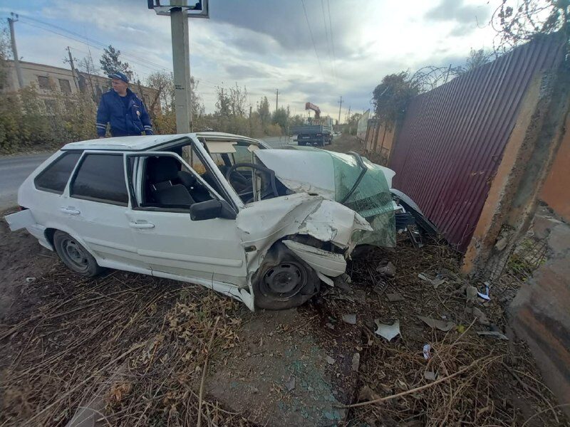 В Новотроицке водитель автомобиля "ВАЗ-2114" въехал в бетонный забор