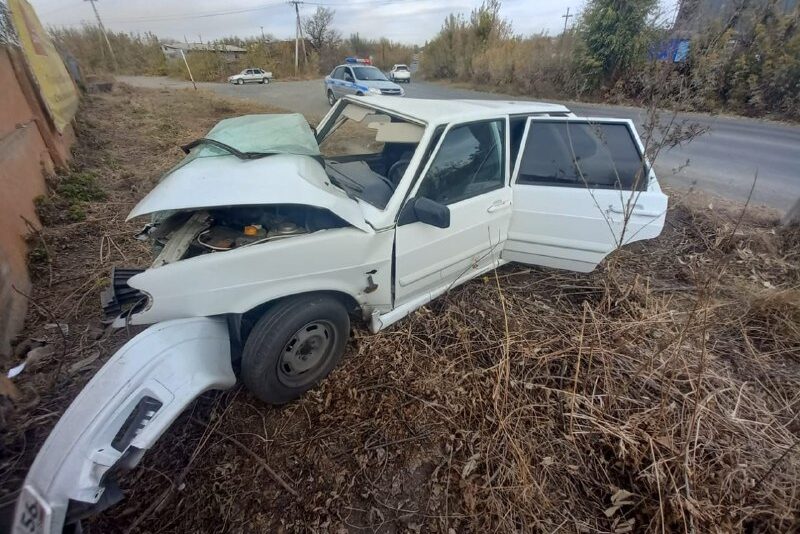 В Новотроицке водитель автомобиля "ВАЗ-2114" въехал в бетонный забор