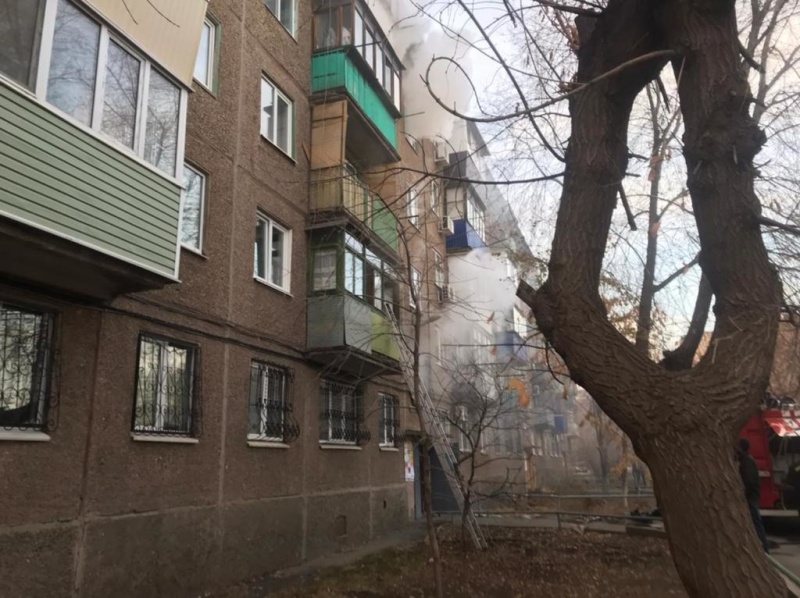 Орские огнеборцы вывели из горящего дома 9 человек