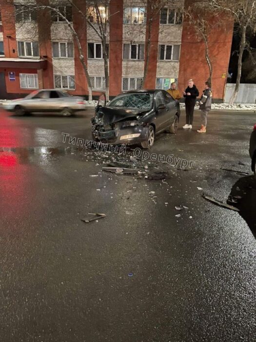 В Оренбурге на улице Цвиллинга в жесткое ДТП попали две иномарки