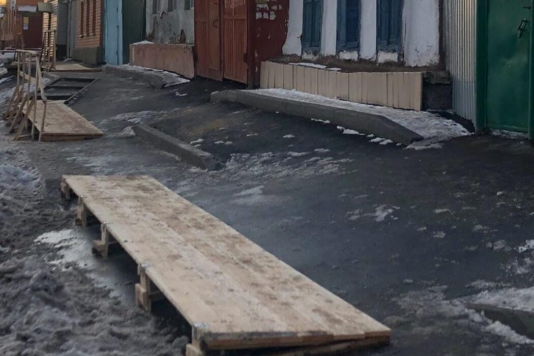 В Оренбурге на улице Туркестанской с тротуаров уберут деревянные настилы