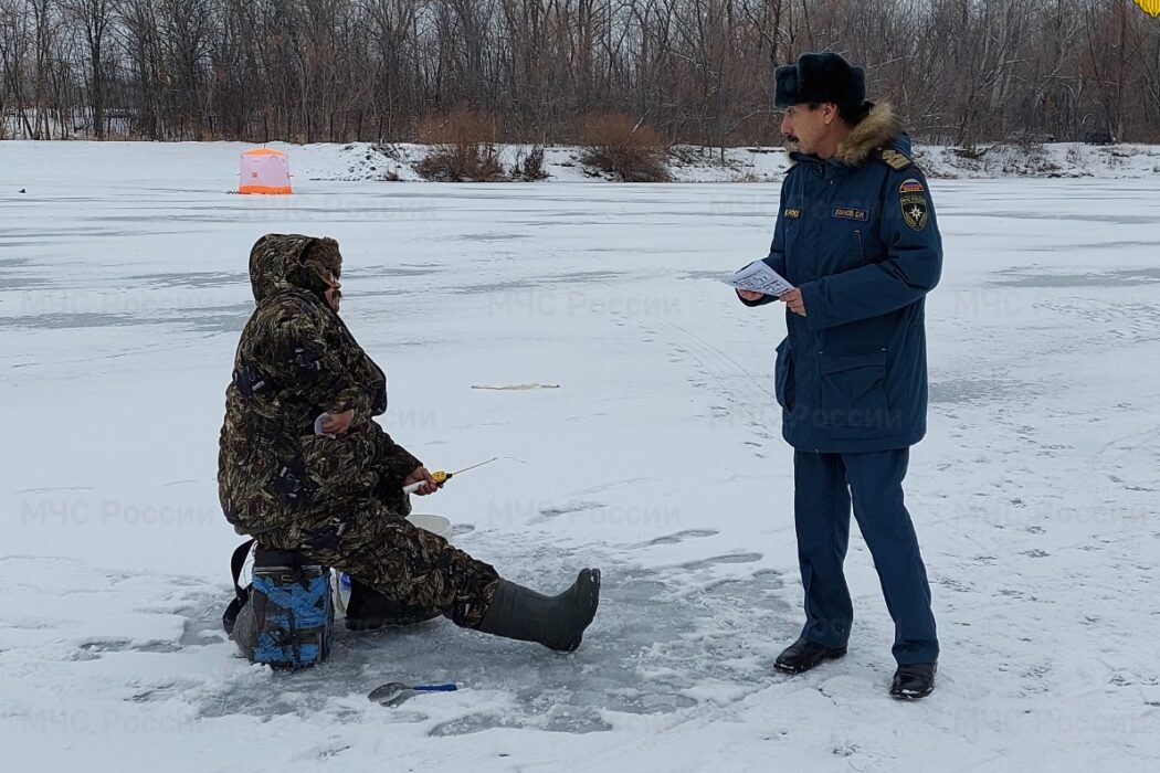 За выход на тонкий лед оренбургским рыбакам грозит штраф до 2 тысяч рублей