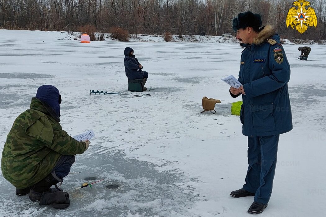 За выход на тонкий лед оренбургским рыбакам грозит штраф до 2 тысяч рублей