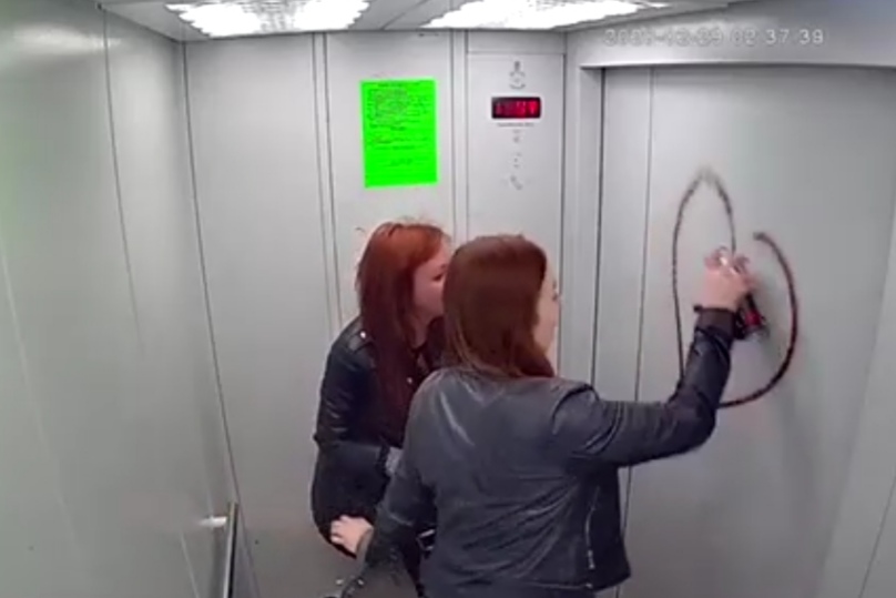 В оренбургской новостройке молодежь оплевала камеру наблюдения в лифте