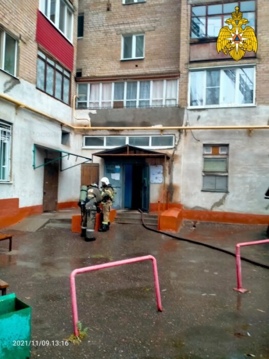 В Оренбурге из пожара в доме на улице Ткачева спасли 17 человек