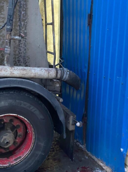 В Новотроицке мойщик автомобилей погиб в первый рабочий день под колесами грузовика "Скания"