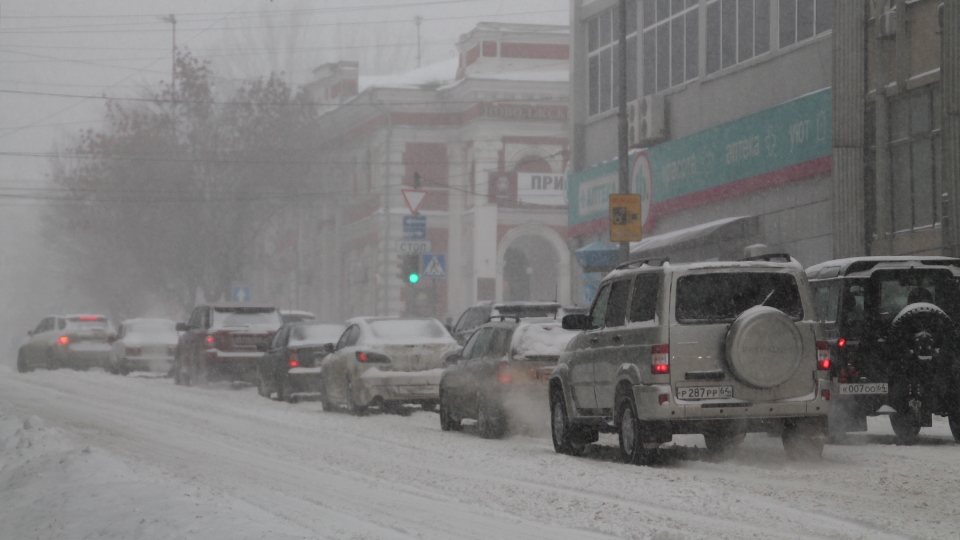 Из-за метели, которая идет на Оренбург, в Самаре образовались десятибалльные пробки