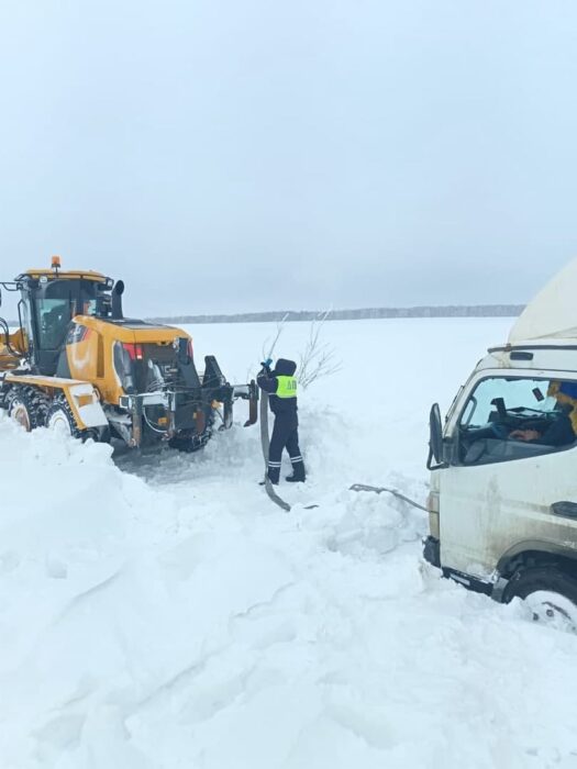 В Оренбуржье полицейские помогли водителю выбраться из снежного плена