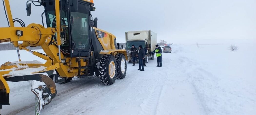 В Оренбуржье полицейские помогли водителю выбраться из снежного плена