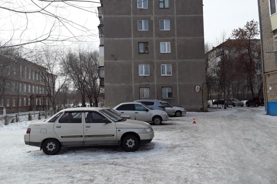 В Шарлыкском районе разыскивают водителя, которые протаранил припаркованный автомобиль и уехал