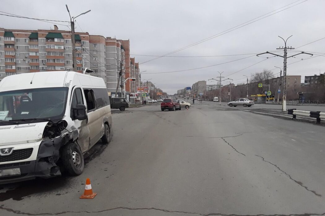 В Новотроицке автоледи устроила ДТП с маршрутным микроавтобусом на регулируемом перекрестке