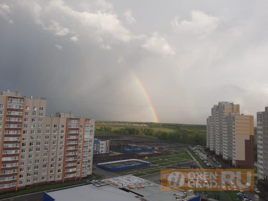 Оренбуржцы во время дождя запечатлели радугу