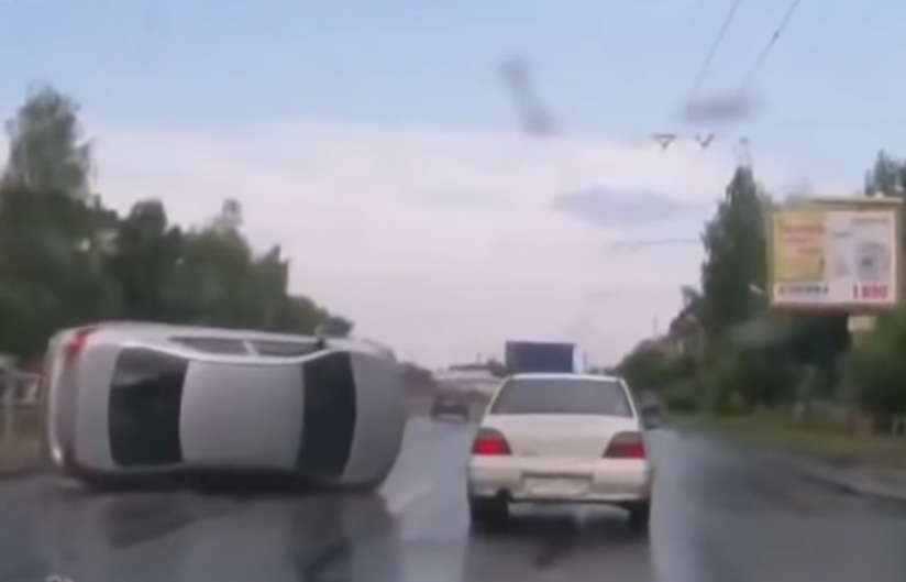 Оренбургские водители рискуют попасть в ДТП из-за покрышки, забитой в ливневку