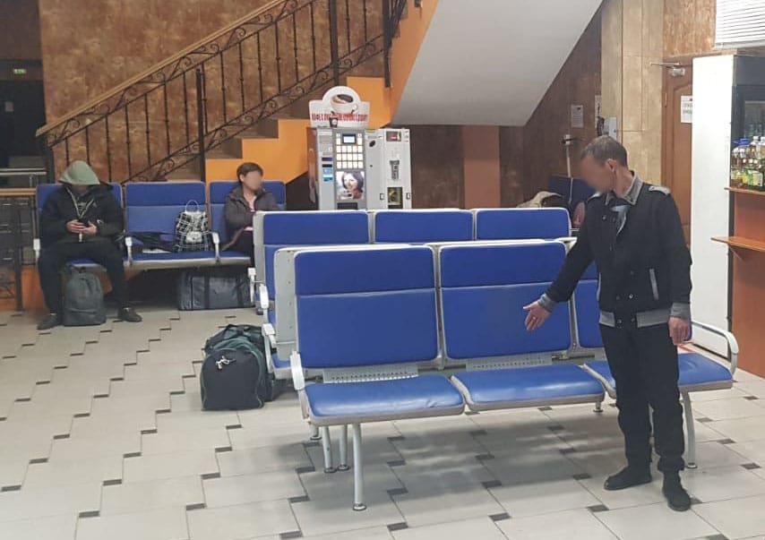В Оренбурге вахтовик на вокзале украл чужой телефон под камерой видеонаблюдения