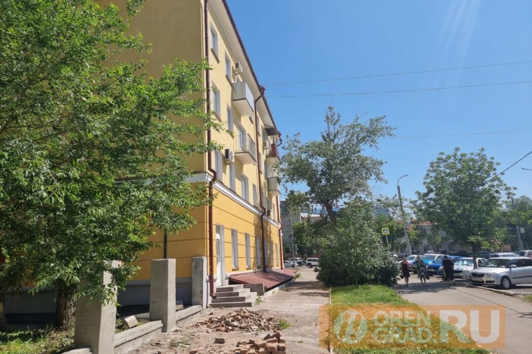 Жителю старинного дома в Оренбурге суд разрешил не демонтировать кондиционер и остекление балкона