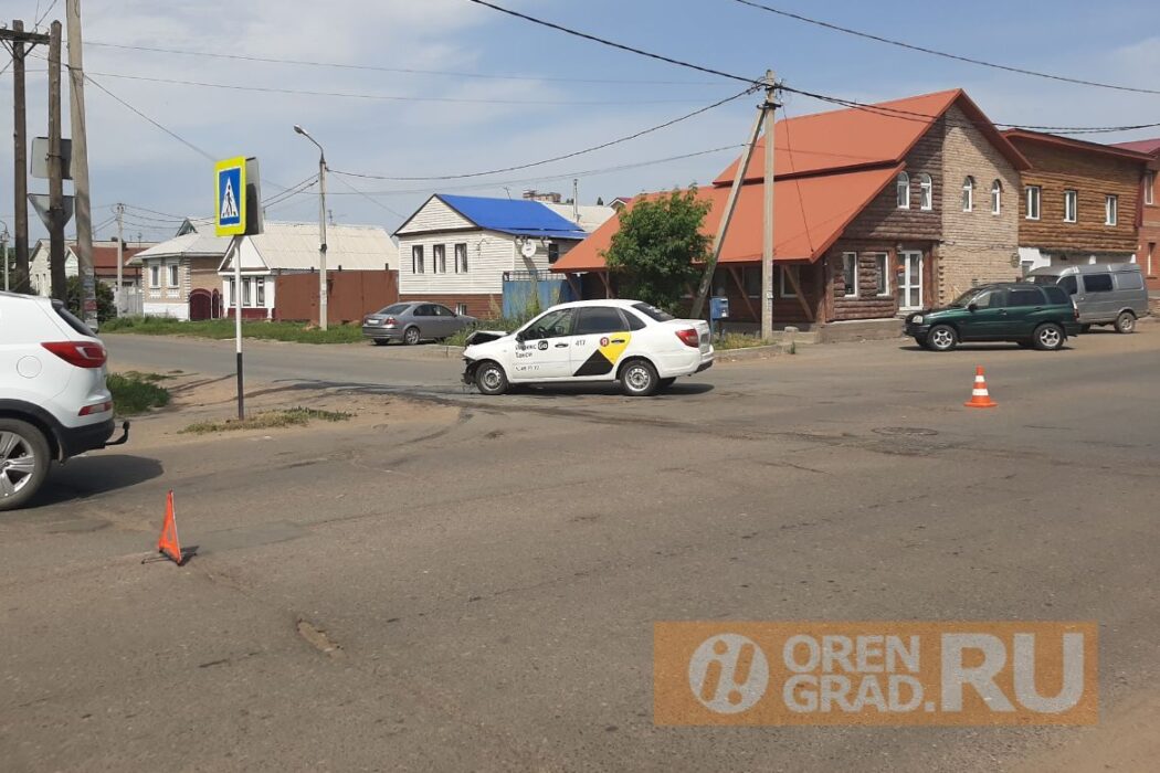 В Оренбурге на перекрестке улиц Пролетарской и Попова столкнулись Mitsubishi Pajero Sport и "Лада Гранта"