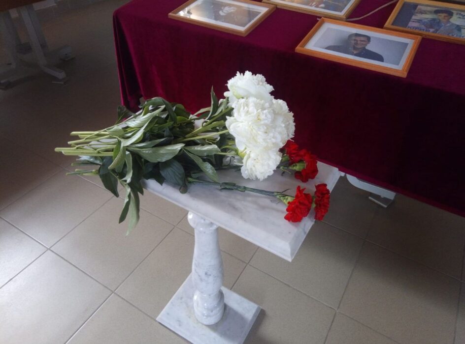 Оренбуржцы несут белые розы в память о легендарном солисте группы "Ласковый май" Юрие Шатунове