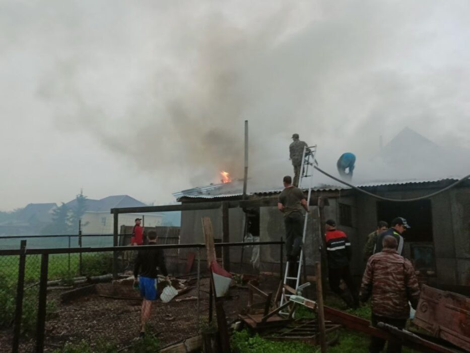 От удара молнией в Софиевке Пономаревского района загорелась хозяйственная постройка