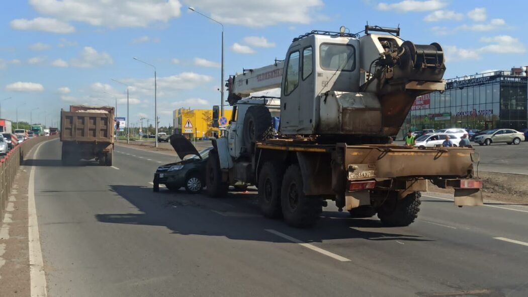 В Оренбурге столкнулись грузовик "Урал" и "Лада Гранта"