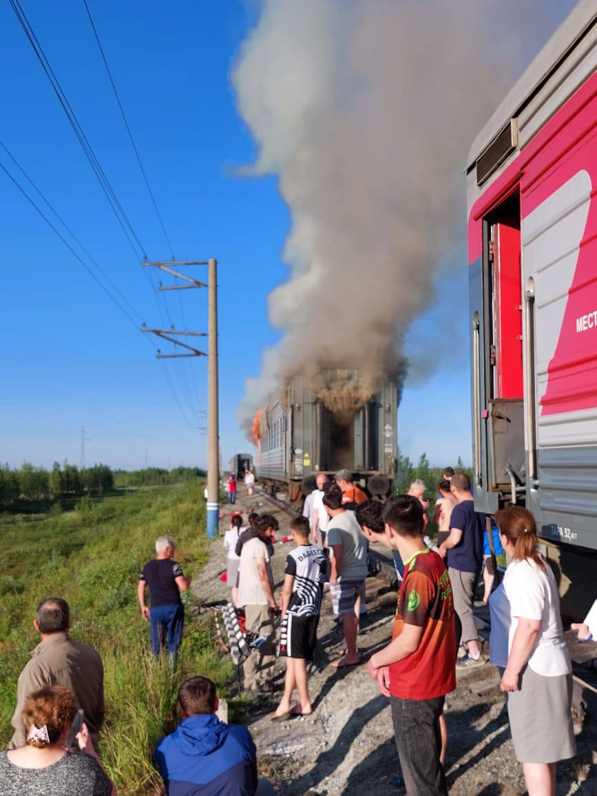 Поезд 379 оренбург новый. Пожар в пассажирском поезде новый Уренгой 24.06.2022. Сгоревшие поезда пассажирские.