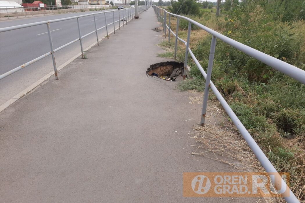 В Оренбурге сотрудники ГИБДД измерили глубину ям на улице Уральской