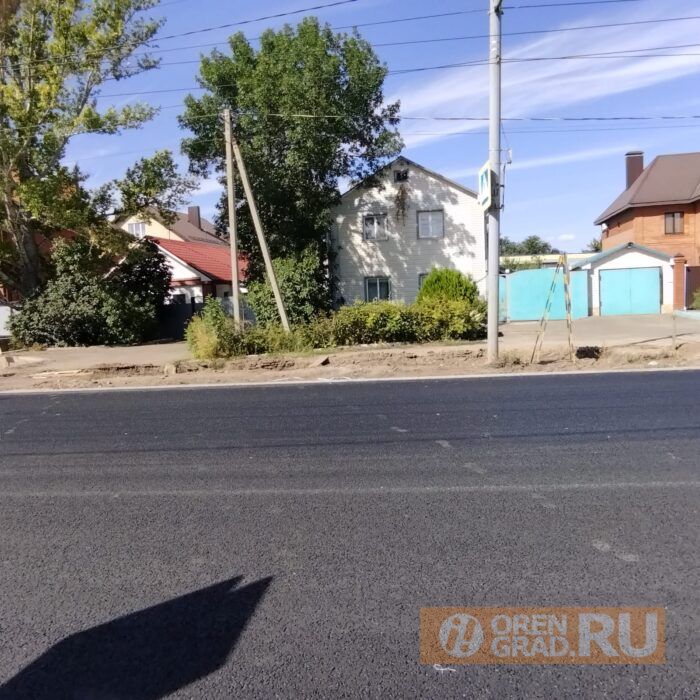 Из-за ремонта улицы Хабаровской оренбуржцы вынуждены ходить по проезжей части