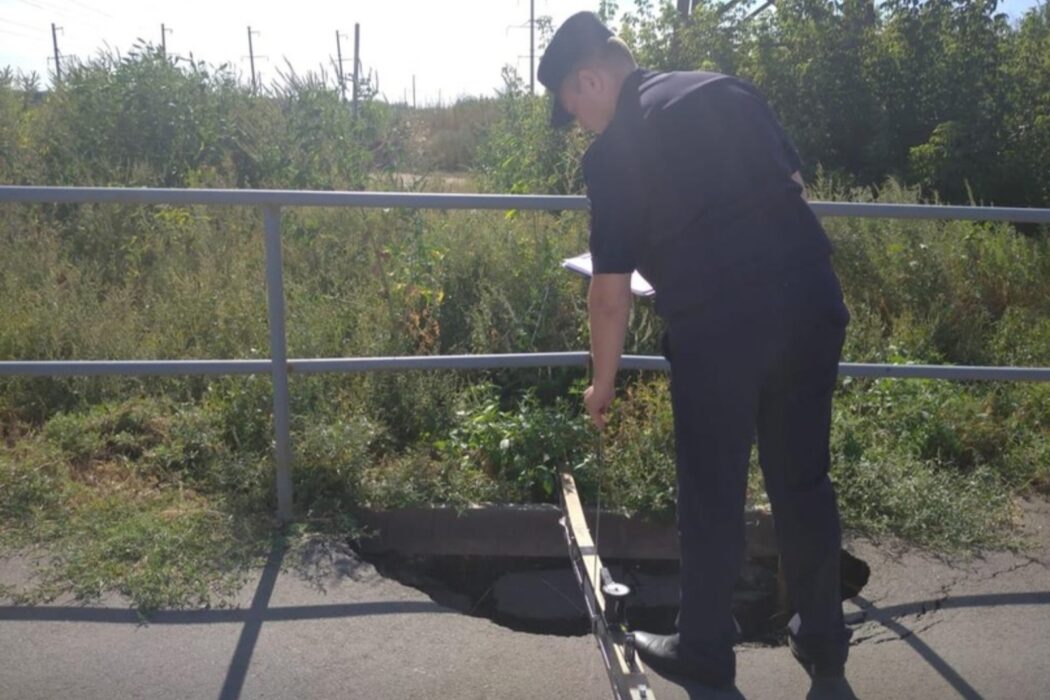 В Оренбурге сотрудники ГИБДД измерили глубину ям на улице Уральской