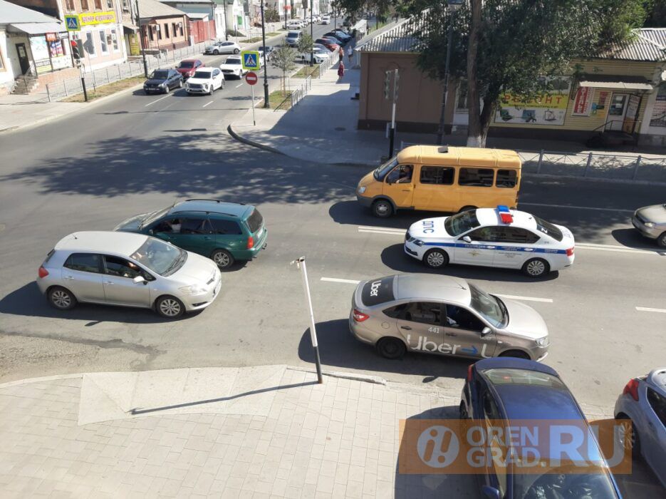 ГИБДД Оренбурга привлекает к ответственности водителей, которые ездят по встречной полосе на улице Краснознаменной