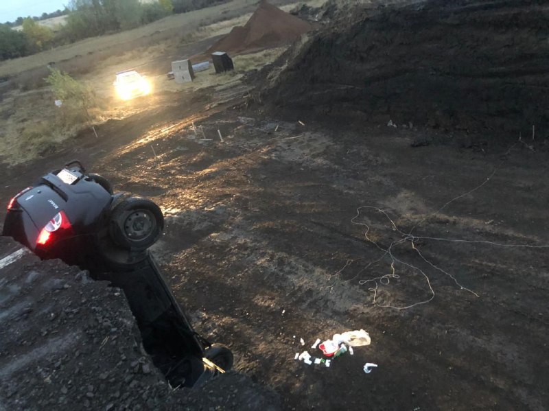 В Оренбуржье при падении автомобиля в котлован пострадали пять человек