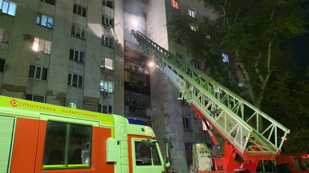 Пожарные Оренбурга эвакуировали 30 человек из горящего дома