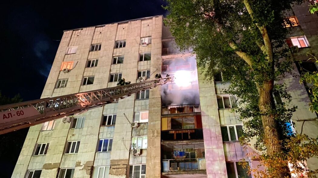Пожарные Оренбурга эвакуировали 30 человек из горящего дома