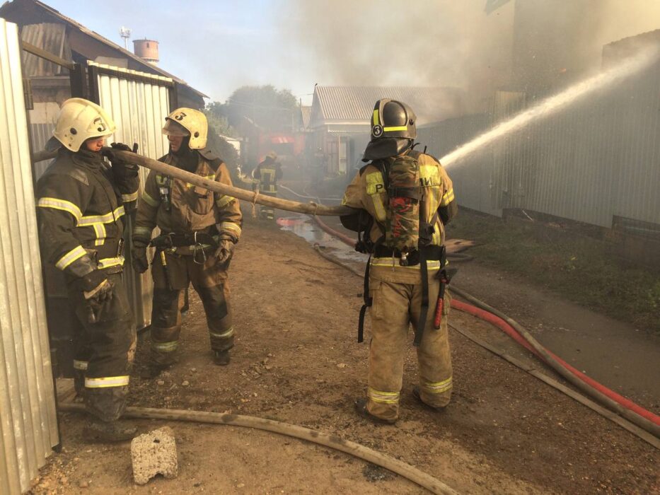 В Оренбурге пожарные борются с огнем в жилом доме